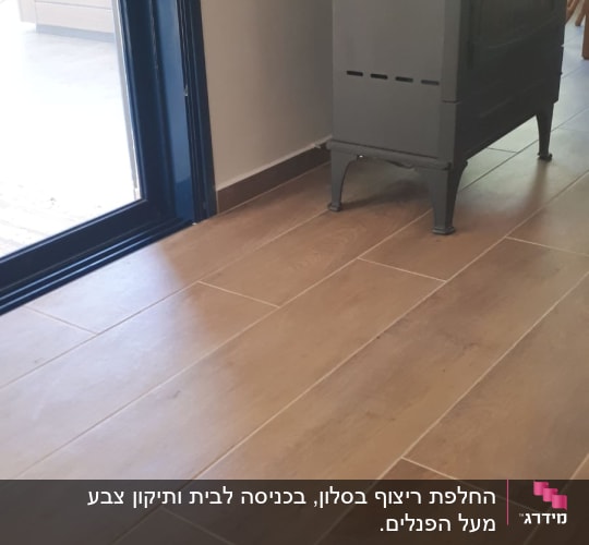 רצפת עץ חדשה ליד תנור אפור